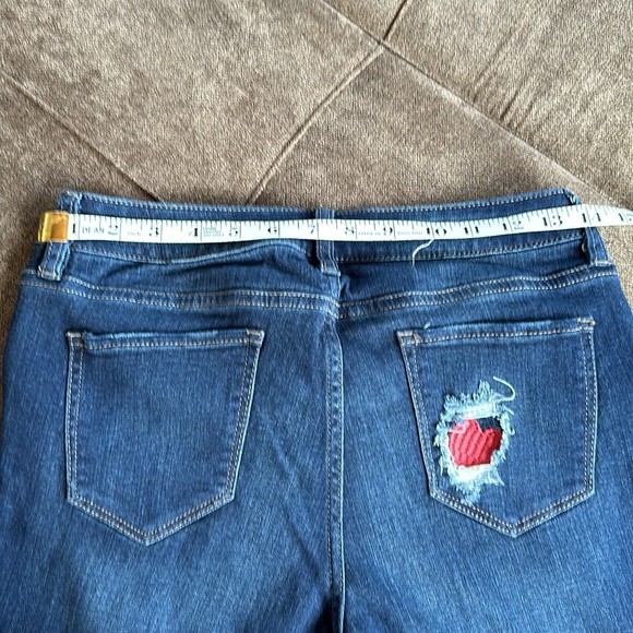 New York & Company SoHo Curvy Boyfriend Jeans with Embroidered Heart Size 4 - Picture 8 of 9
